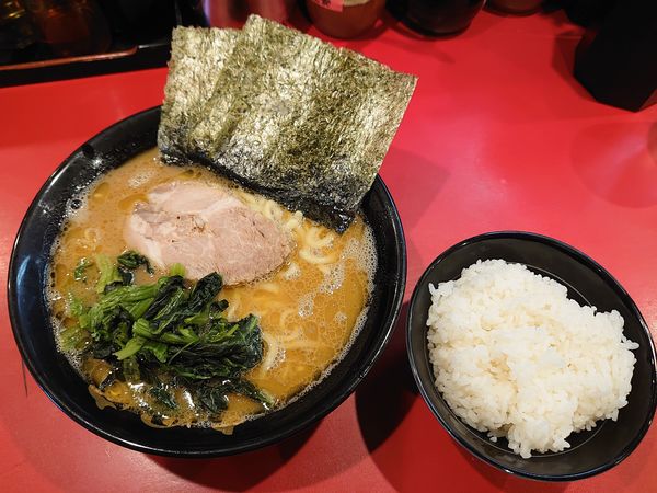 「ラーメン（並）＋ごはん（無料）」@横浜家系ラーメン 志田家 蒲田店の写真