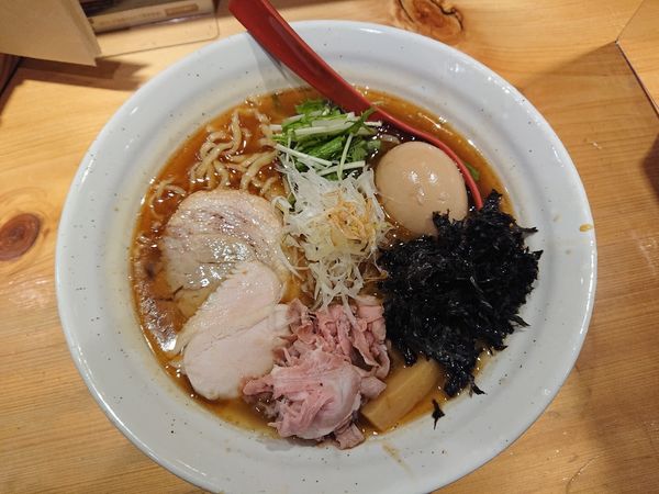 「“得”製焼きあご塩らー麺（１１００円）＋大盛（１１０円）」@焼きあご塩らー麺 たかはし 上野店の写真