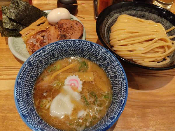 「つけ麺(太麺)全部のせ＋半チャーシュー」@つけ麺 はま紅葉の写真