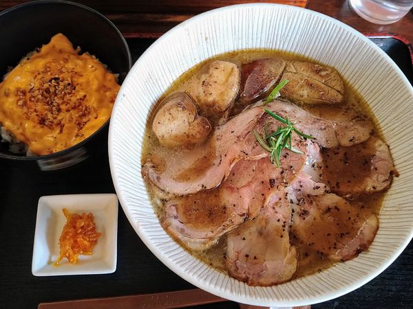 「【限定】フォアグラと鴨ローストのらーめん ガーリックライス付」@和風らーめん 凪の写真