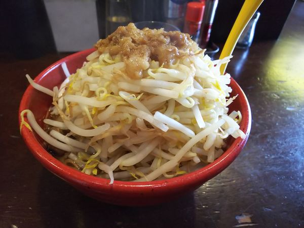 「小豚ラーメン(豚４枚入りと麺少なめ)」@ラーメン イエロー 新宿御苑前店の写真