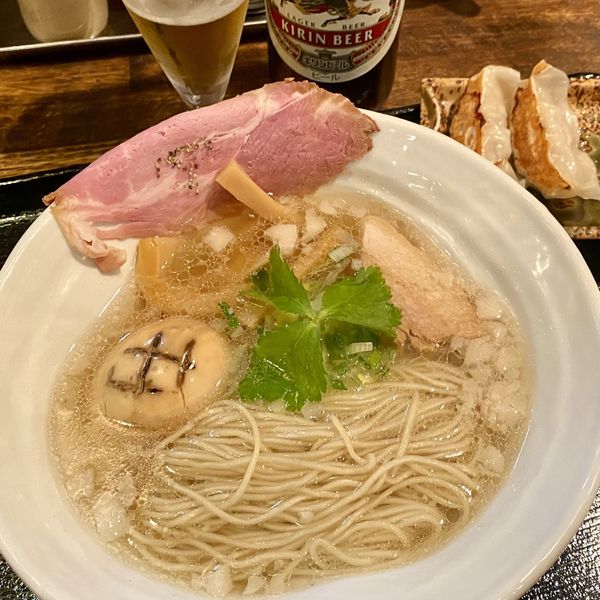 「ビール中ビン＋コク旨！餃子＋塩くんたまらぁ麺（背脂）」@<真>卓朗商店の写真