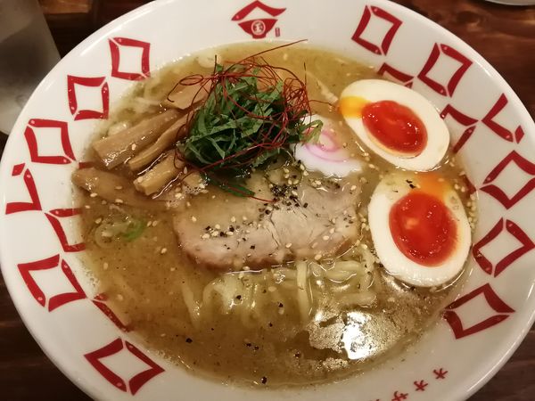 「塩煮干し味玉ラーメン」@煮干しらーめん 六代目 玉五郎 本町店の写真