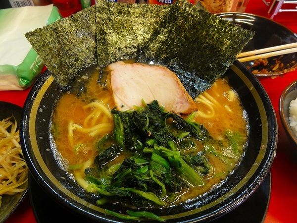 「ラーメン700円硬薄、ビール2杯、ネギ白、ライス」@柏 王道家の写真