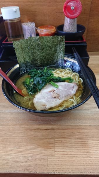 「ラーメン　固め　油多め」@八家本陣の写真
