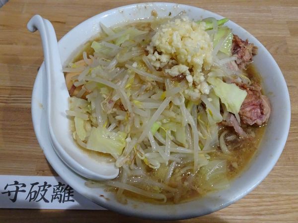 「破 醤油ニンニク入り（920円）＋煮たまご（100円）」@麺屋のスたの写真