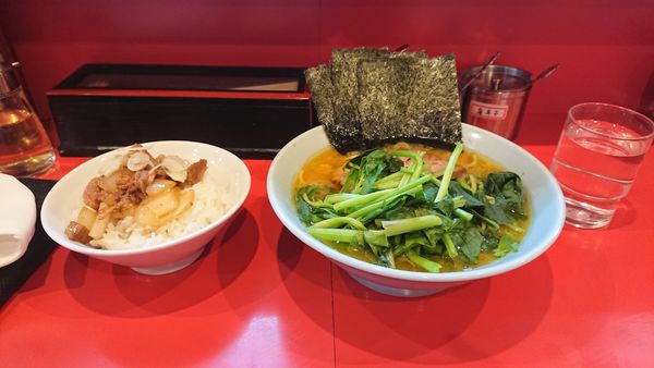 「ラーメン　固め　油多め　ほうれん草増しにチャーシュー丼」@横浜家系ラーメン 黄金家の写真
