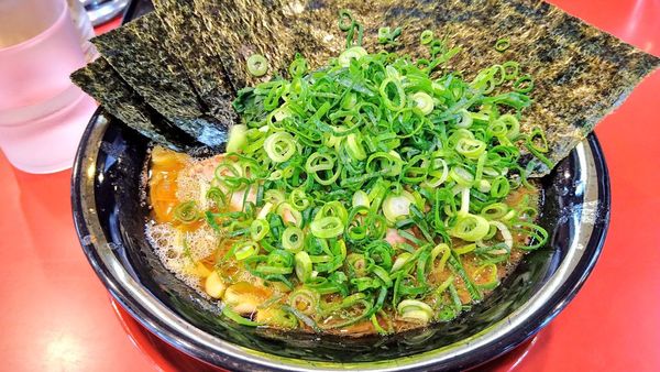 「ラーメン(味濃いめ･麺硬め)+海苔･九条ねぎ」@環2家の写真