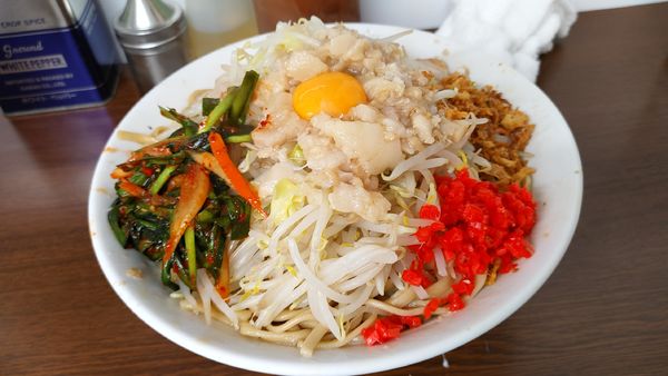 「麺増し大小ぶた・汁なし・ニラキムチ（アブラベニ）￥１０９０」@ラーメン二郎 横浜関内店の写真