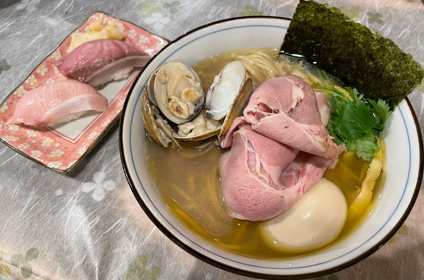 「特製蛤そば＋本日のにぎり(ぶり)」@中華そば 四つ葉の写真