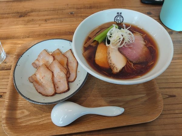 「丸鶏醤油+あぶりチャーシュー」@麺屋 花枇の写真