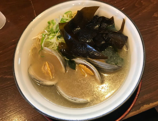 「【限定】白ハマグリ&新ワカメsoba」@節系とんこつらぁ麺 おもとの写真