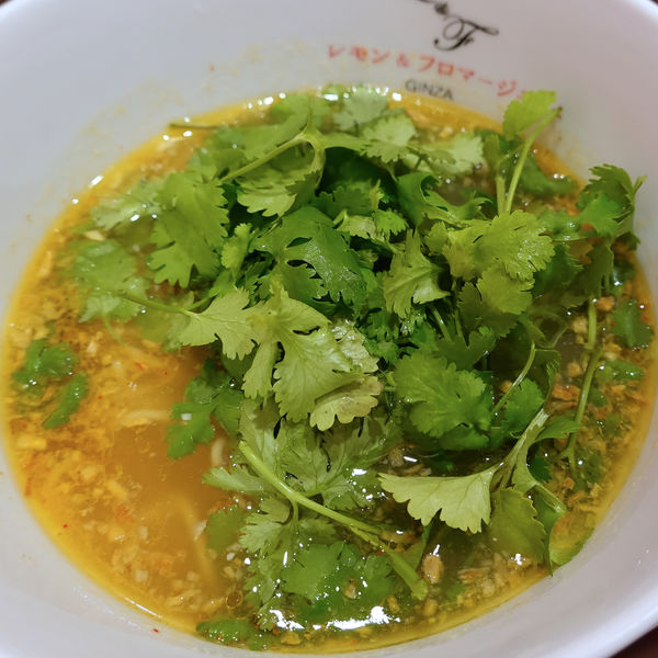 「レモンパクチーらぁ麺 880円（2辛・国産小麦麺）」@らぁ麺 レモン＆フロマージュ GINZAの写真