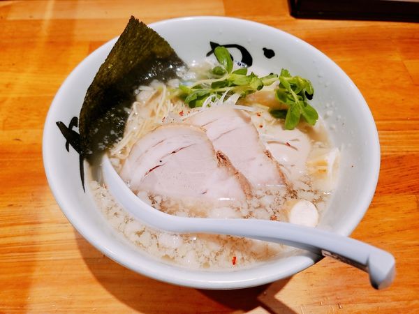 「淡麗豚そば 半熟煮卵入り」@まんかい 天満橋店の写真