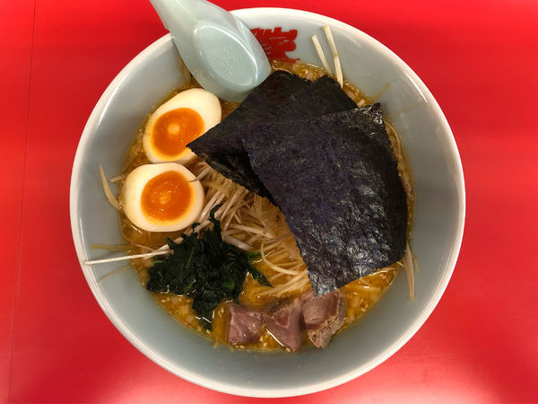 「特製味噌ネギラーメン＋味付け玉子」@ラーメン山岡家 谷田部店の写真