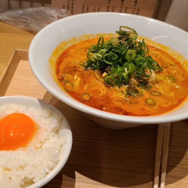 「担々麺(パクチー抜き)¥950+宝友卵黄身ご飯¥250」@てんせんめんの写真