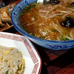 もやしラーメン　餃子　ミニチャーハン