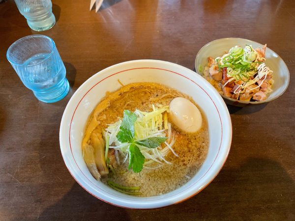 「背脂地鶏中華そば　味玉　肉マヨ丼」@麺や 虎徹の写真