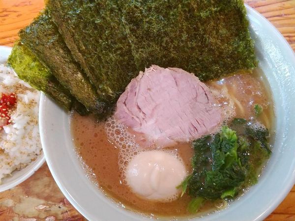 「味玉ラーメン＋のり」@横浜ラーメン 武蔵家 大井町店の写真