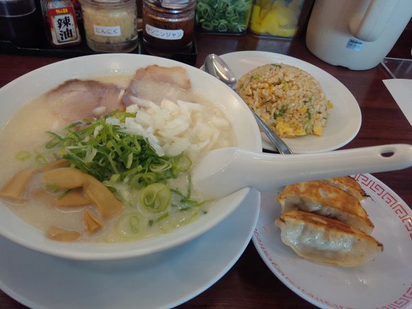「鶏白湯らーめん麺硬め７９２円　焼きめし餃子セット３６３円」@ラーメン魁力屋 さいたま大和田店の写真