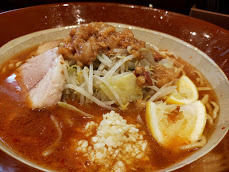 「辛いラーメン・麺増し600・柑橘（脂・にんにく）」@ピコピコポンの写真