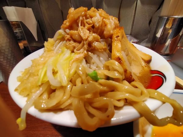 「雷そば特・生卵（野菜ちょい増し）」@ラーメン 雷 東京本丸店の写真