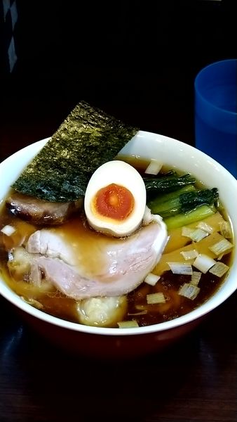 「醤油らーめん+ワンタン」@とものもとの写真