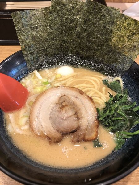 「豚骨醤油らーめん＋サービスライス」@武松家 駅前大通り店の写真