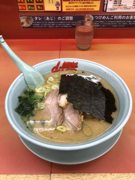 「醤油チャーシュー麺（脂多め）ライス」@ラーメン山岡家 相模原店の写真