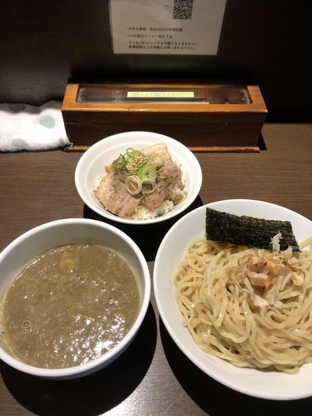 「煮干しつけそば（麺増し）肉飯小盛」@麺処 遊 蕨店の写真