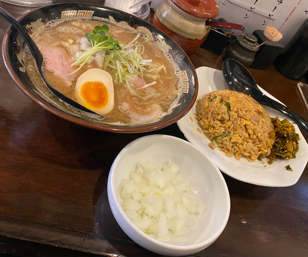「魚豚骨ラーメン(玉ねぎ🧅&半焼飯)」@魚と豚と黒三兵の写真