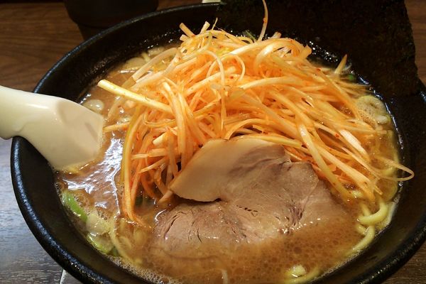 「辛味ネギらーめん大盛り(930円)濃いめ、硬め 半ライスサービス」@麺達 うま家の写真