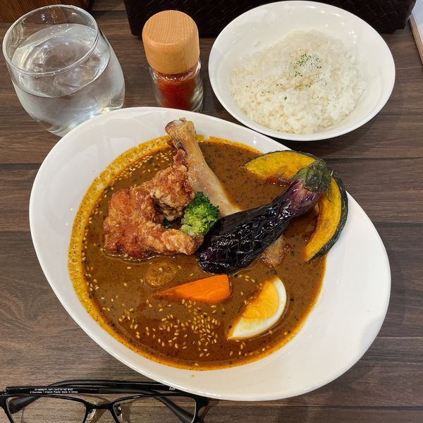 「チキンスープカレー【6品目】5辛 + ザンギ」@スープカレームラカリータの写真