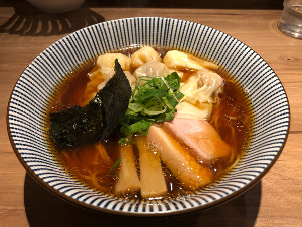 「黒旨特製ワンタン麺」@中華soba いそべの写真