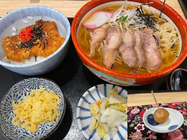 「冷たいとり中華、紅のソースカツ丼セット1100円」@山形十割そば処 紅~BENI~の写真