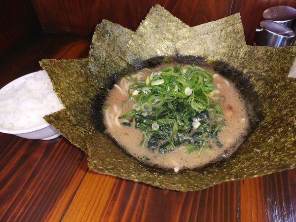 「横浜ラーメン 海苔・ほうれん草増し 半ライス」@横浜家系 佐倉家の写真