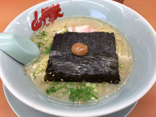 「朝ラーメン(脂多め、味濃いめ) 470円」@ラーメン山岡家 鷲宮店の写真