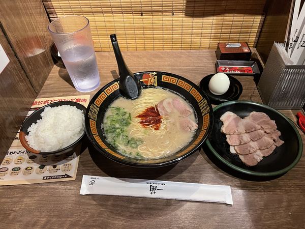 「ラーメン+替え玉、ゆで卵、チャーシュー、ライス」@一蘭 柏店の写真