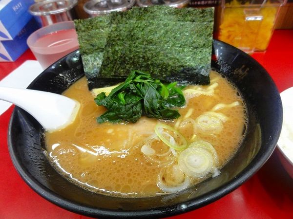 「豚骨しょう油らーめん 550円太麺　半ライス」@赤羽らーめん 粋の写真