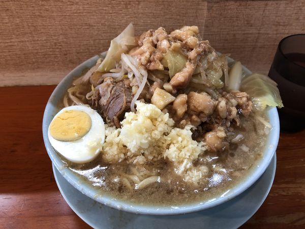 「富士丸ラーメン 麺少なめ＋生卵」@ラーメン富士丸 西新井大師店の写真