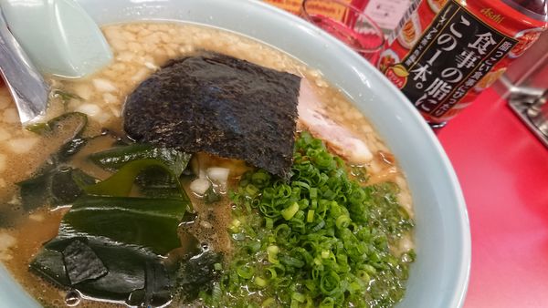 「プレミアム醤油とんこつラーメン」@ラーメン山岡家 鶴ヶ島店の写真