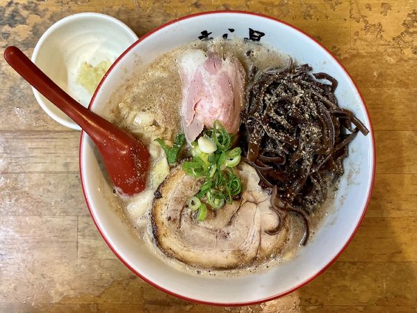 「２種盛チャーシューどとんこつ大盛＋キクラゲ＋生しぼりにんにく」@きら星の写真