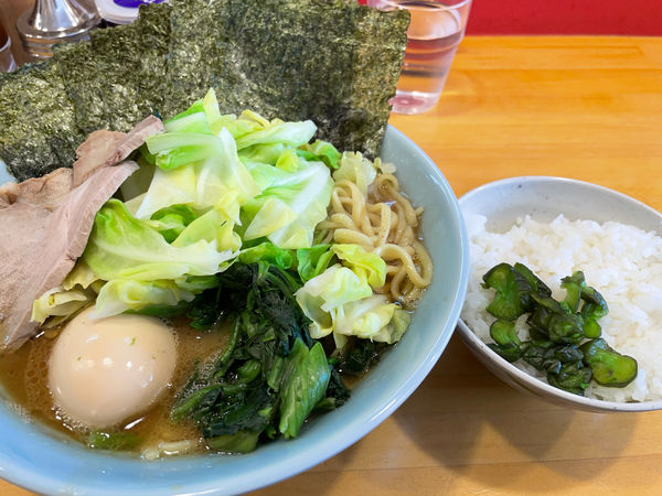 「欲張りラーメン（中盛り）950円、キャベツ100円」@横浜家系ラーメン みと家の写真