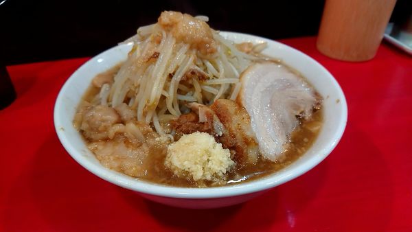 「ラーメン小(780円)ニンニクアブラ」@鷹の目 大宮店の写真