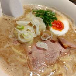 濃厚親鶏豚骨魚介だしらー麺