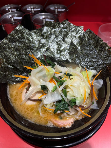 「チャーシュー麺（麺半分で海苔へ変更）薄め、煮卵＋野菜畑」@環2家 蒲田店の写真