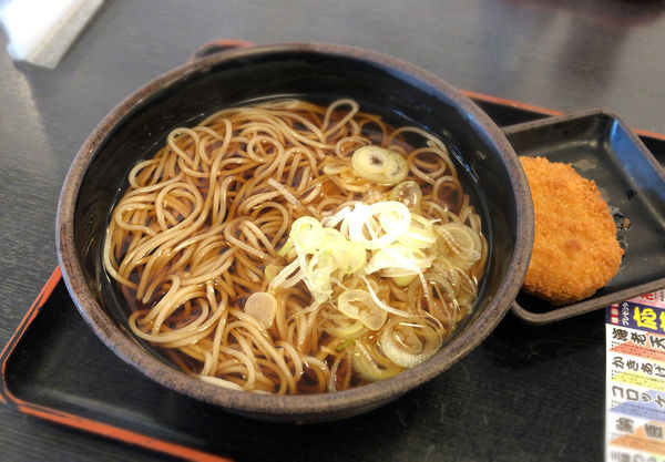 「かけそば(340円)＋コロッケ(クーポン)」@ゆで太郎 小松川店の写真