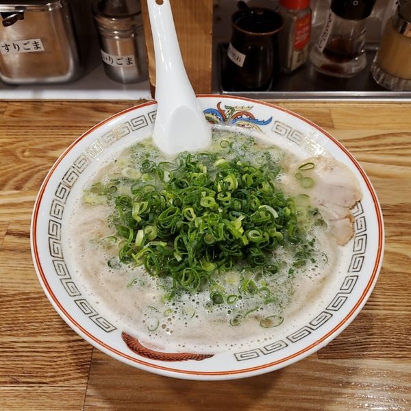 「ネギラーメン麺カタメ＋替玉」@博多ラーメン でぶちゃん 高田馬場本店の写真