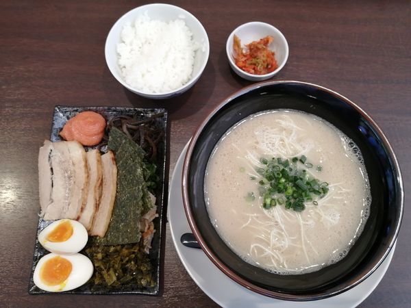 「博多ラーメン全部のせ」@二代目 白神 各務原店の写真