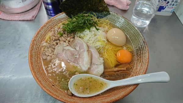 「金頭出汁塩ラーメン＋大葉＋味玉＋生卵＋青唐辛子」@覆麺 智の写真